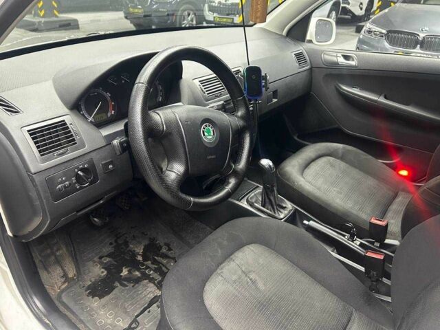 Белый Шкода Фабия, объемом двигателя 1.4 л и пробегом 293 тыс. км за 4700 $, фото 7 на Automoto.ua