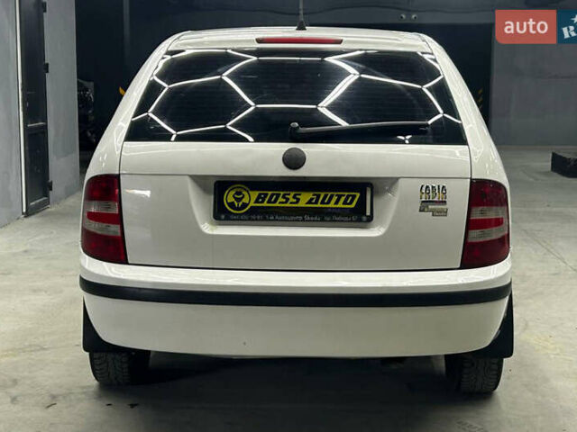Белый Шкода Фабия, объемом двигателя 1.39 л и пробегом 293 тыс. км за 4700 $, фото 4 на Automoto.ua