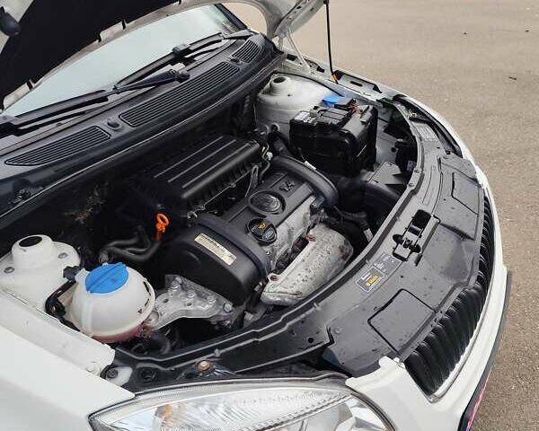 Белый Шкода Фабия, объемом двигателя 1.4 л и пробегом 182 тыс. км за 5300 $, фото 29 на Automoto.ua