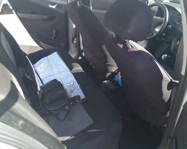 Белый Шкода Фабия, объемом двигателя 1.2 л и пробегом 177 тыс. км за 4000 $, фото 2 на Automoto.ua