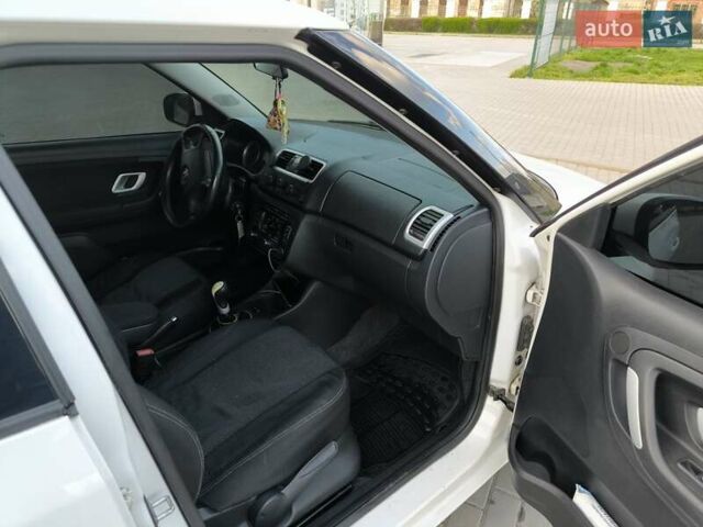 Шкода Фабия 2008 в Ужгороде на Automoto.ua Белый Шкода Фабия, объемом двигателя 1.42 л и пробегом 300 тыс. км за 4999 $, фото 8 на Automoto.ua