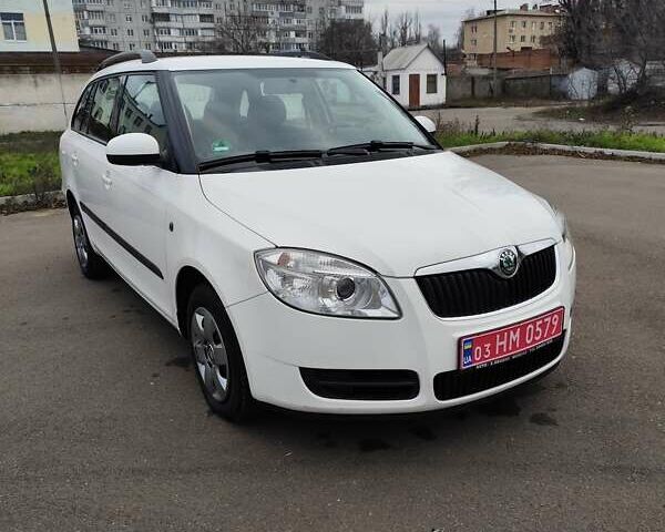 Белый Шкода Фабия, объемом двигателя 1.4 л и пробегом 182 тыс. км за 5300 $, фото 2 на Automoto.ua
