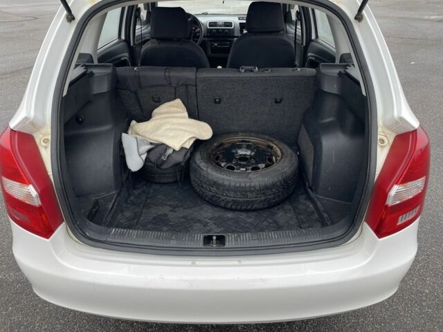 Белый Шкода Фабия, объемом двигателя 1.4 л и пробегом 178 тыс. км за 5500 $, фото 4 на Automoto.ua