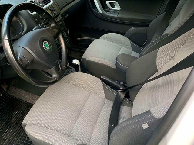 Белый Шкода Фабия, объемом двигателя 1.6 л и пробегом 240 тыс. км за 6300 $, фото 6 на Automoto.ua