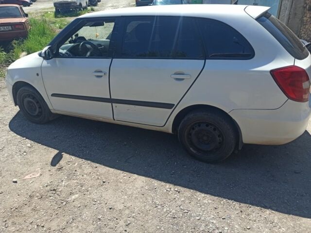 Білий Шкода Фабія, об'ємом двигуна 1.4 л та пробігом 380 тис. км за 3400 $, фото 3 на Automoto.ua