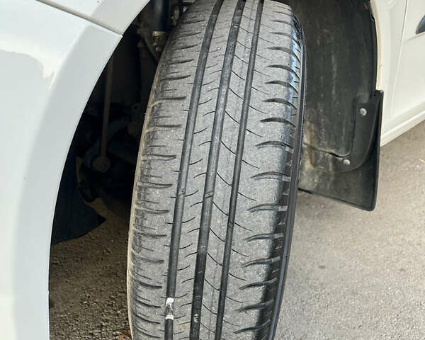 Белый Шкода Фабия, объемом двигателя 1.39 л и пробегом 265 тыс. км за 5300 $, фото 9 на Automoto.ua