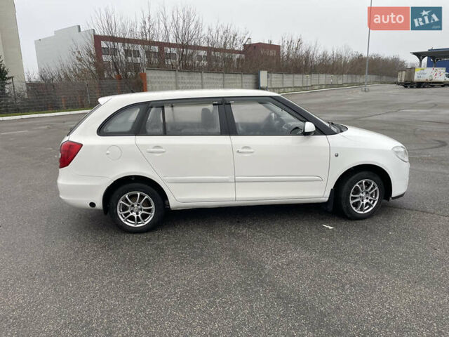 Белый Шкода Фабия, объемом двигателя 1.39 л и пробегом 178 тыс. км за 5500 $, фото 2 на Automoto.ua
