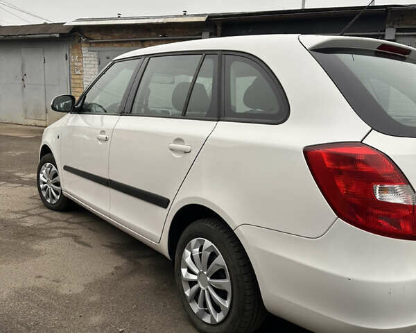 Белый Шкода Фабия, объемом двигателя 1.42 л и пробегом 247 тыс. км за 4500 $, фото 5 на Automoto.ua