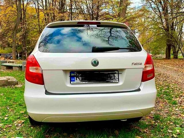 Белый Шкода Фабия, объемом двигателя 1.6 л и пробегом 240 тыс. км за 6300 $, фото 4 на Automoto.ua