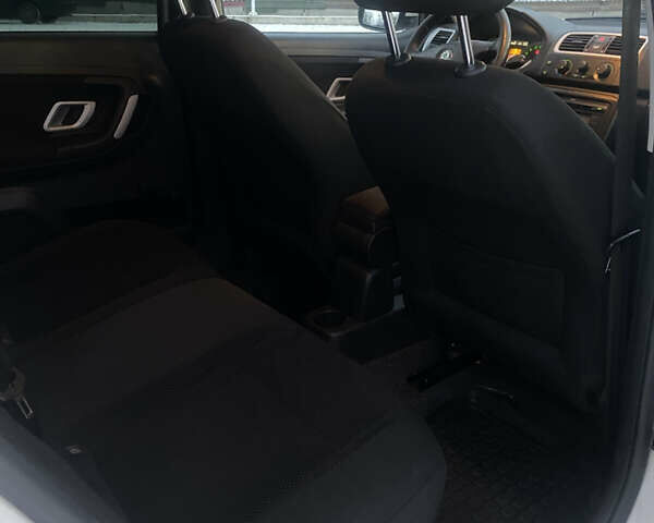 Білий Шкода Фабія, об'ємом двигуна 1.6 л та пробігом 236 тис. км за 4600 $, фото 15 на Automoto.ua