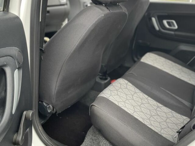 Белый Шкода Фабия, объемом двигателя 1.4 л и пробегом 178 тыс. км за 5500 $, фото 9 на Automoto.ua