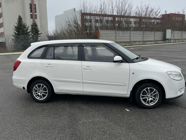 Белый Шкода Фабия, объемом двигателя 1.4 л и пробегом 178 тыс. км за 5500 $, фото 2 на Automoto.ua