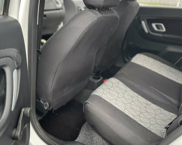 Белый Шкода Фабия, объемом двигателя 1.39 л и пробегом 178 тыс. км за 5500 $, фото 9 на Automoto.ua