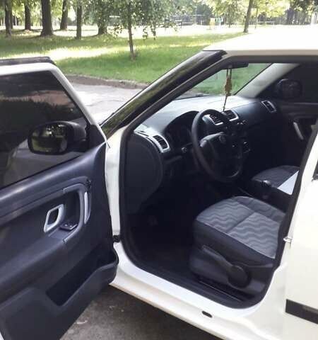 Білий Шкода Фабія, об'ємом двигуна 1.2 л та пробігом 250 тис. км за 5200 $, фото 4 на Automoto.ua