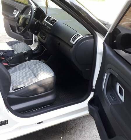 Білий Шкода Фабія, об'ємом двигуна 1.2 л та пробігом 250 тис. км за 5200 $, фото 6 на Automoto.ua
