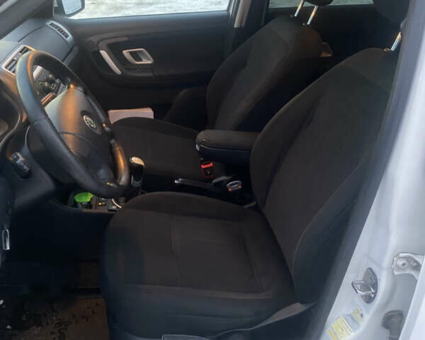 Білий Шкода Фабія, об'ємом двигуна 1.6 л та пробігом 236 тис. км за 4600 $, фото 10 на Automoto.ua