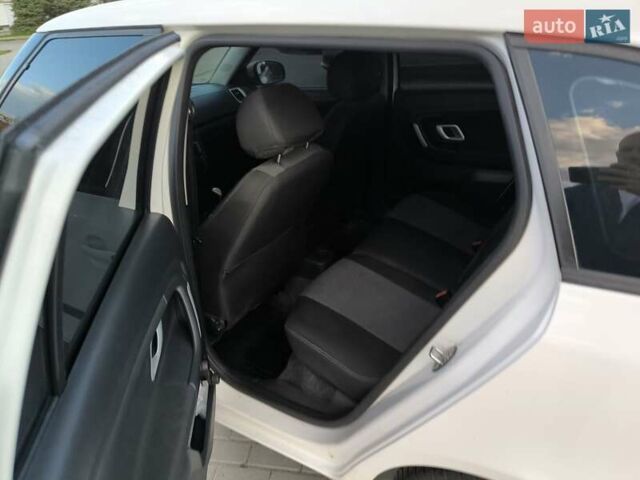 Белый Шкода Фабия, объемом двигателя 1.42 л и пробегом 300 тыс. км за 5200 $, фото 2 на Automoto.ua