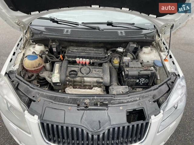 Белый Шкода Фабия, объемом двигателя 1.39 л и пробегом 178 тыс. км за 5500 $, фото 6 на Automoto.ua