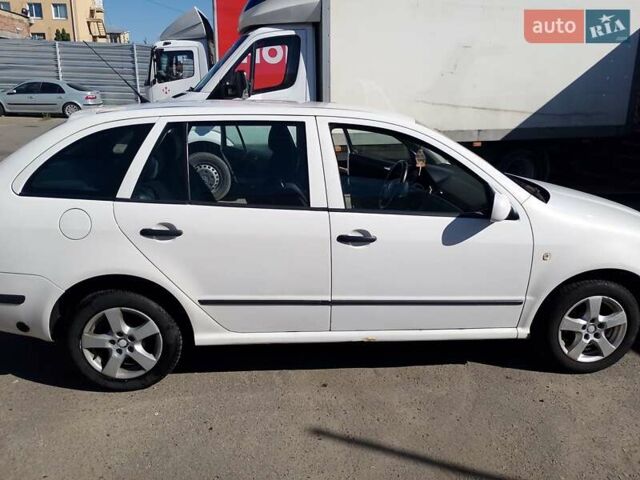 Белый Шкода Фабия, объемом двигателя 1.2 л и пробегом 177 тыс. км за 4000 $, фото 7 на Automoto.ua