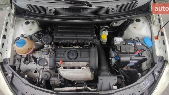 Белый Шкода Фабия, объемом двигателя 1.6 л и пробегом 240 тыс. км за 4999 $, фото 7 на Automoto.ua