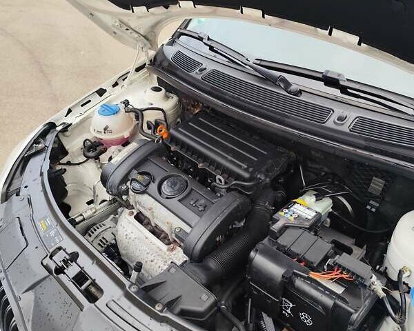 Белый Шкода Фабия, объемом двигателя 1.4 л и пробегом 182 тыс. км за 5300 $, фото 30 на Automoto.ua