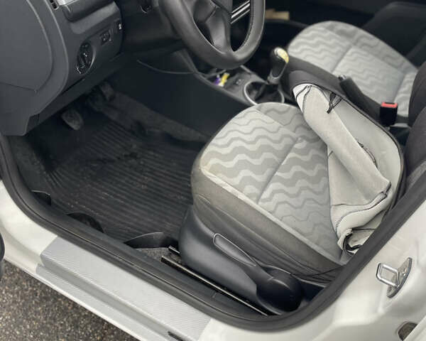 Белый Шкода Фабия, объемом двигателя 1.39 л и пробегом 178 тыс. км за 5500 $, фото 8 на Automoto.ua