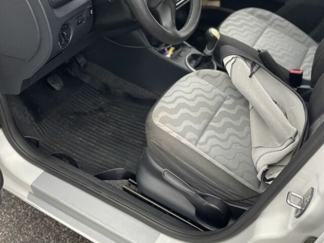 Белый Шкода Фабия, объемом двигателя 1.4 л и пробегом 178 тыс. км за 5500 $, фото 6 на Automoto.ua