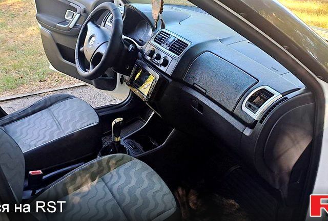 Шкода Фабия 2008 в Кропивницком (Кировограде) на Automoto.ua Белый Шкода Фабия, объемом двигателя 1.4 л и пробегом 364 тыс. км за 3999 $, фото 9 на Automoto.ua