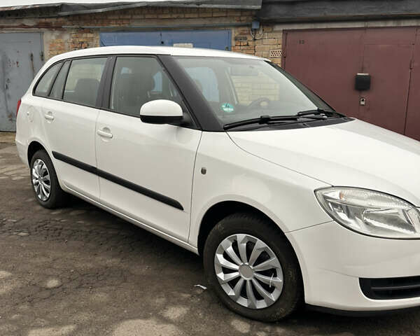 Белый Шкода Фабия, объемом двигателя 1.42 л и пробегом 247 тыс. км за 4500 $, фото 2 на Automoto.ua