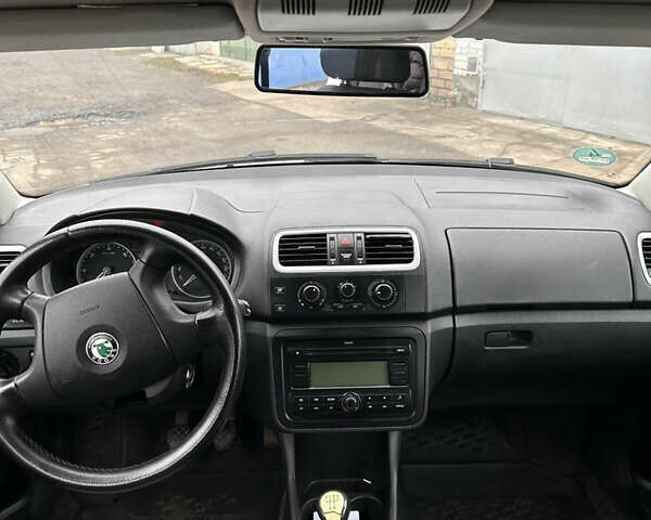 Белый Шкода Фабия, объемом двигателя 1.42 л и пробегом 247 тыс. км за 4500 $, фото 8 на Automoto.ua