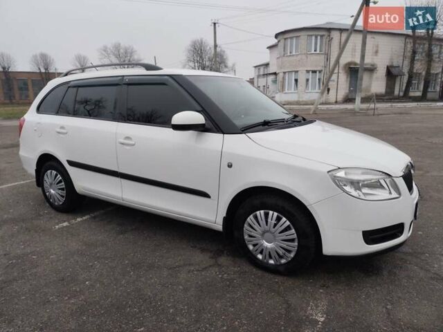 Белый Шкода Фабия, объемом двигателя 1.4 л и пробегом 239 тыс. км за 4850 $, фото 4 на Automoto.ua