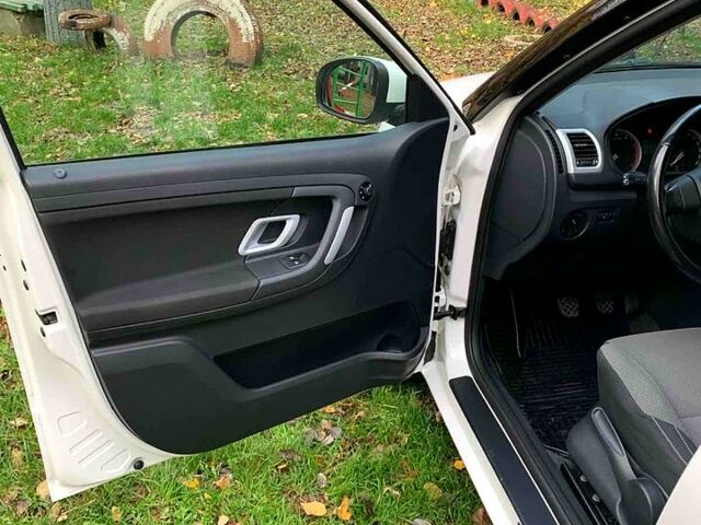 Белый Шкода Фабия, объемом двигателя 1.6 л и пробегом 240 тыс. км за 6300 $, фото 5 на Automoto.ua