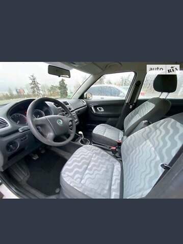 Білий Шкода Фабія, об'ємом двигуна 1.6 л та пробігом 238 тис. км за 4500 $, фото 12 на Automoto.ua
