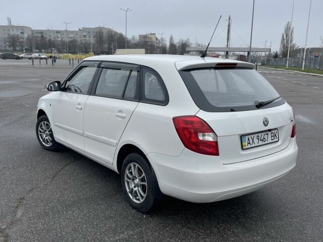 Белый Шкода Фабия, объемом двигателя 1.4 л и пробегом 178 тыс. км за 5500 $, фото 3 на Automoto.ua