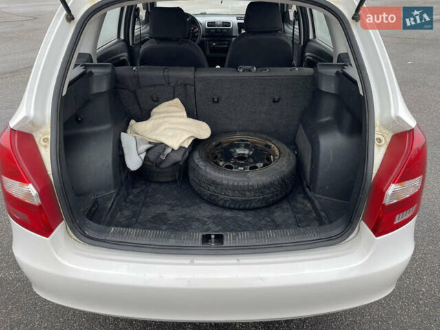Белый Шкода Фабия, объемом двигателя 1.39 л и пробегом 178 тыс. км за 5500 $, фото 5 на Automoto.ua