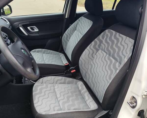 Белый Шкода Фабия, объемом двигателя 1.4 л и пробегом 182 тыс. км за 5300 $, фото 15 на Automoto.ua