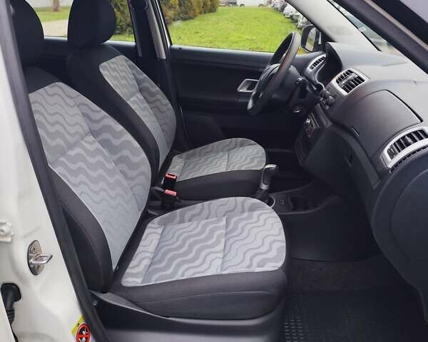 Білий Шкода Фабія, об'ємом двигуна 1.4 л та пробігом 182 тис. км за 5500 $, фото 36 на Automoto.ua