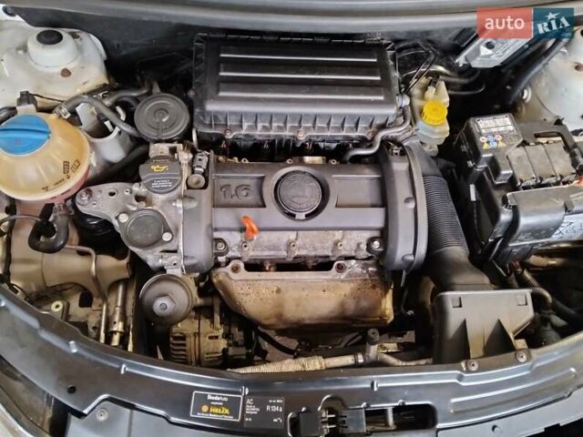 Білий Шкода Фабія, об'ємом двигуна 1.6 л та пробігом 238 тис. км за 4500 $, фото 5 на Automoto.ua