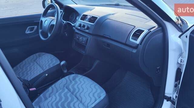 Білий Шкода Фабія, об'ємом двигуна 1.4 л та пробігом 182 тис. км за 5500 $, фото 24 на Automoto.ua