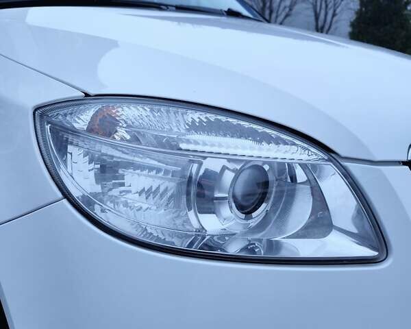 Білий Шкода Фабія, об'ємом двигуна 1.4 л та пробігом 182 тис. км за 5500 $, фото 9 на Automoto.ua