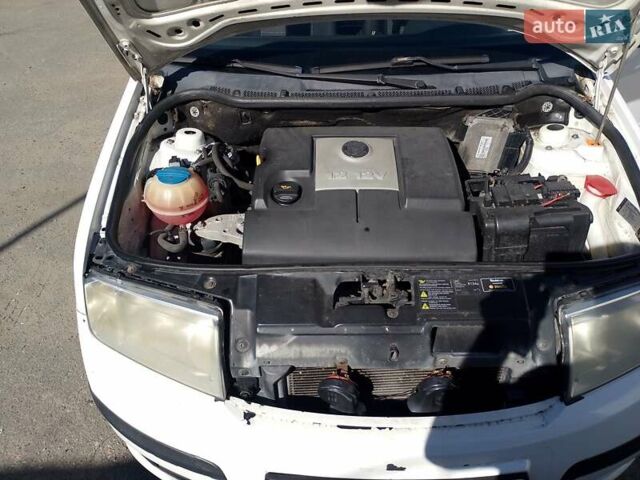 Белый Шкода Фабия, объемом двигателя 1.2 л и пробегом 177 тыс. км за 4000 $, фото 5 на Automoto.ua