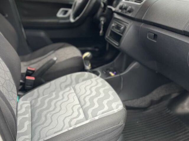 Белый Шкода Фабия, объемом двигателя 1.4 л и пробегом 178 тыс. км за 5500 $, фото 8 на Automoto.ua