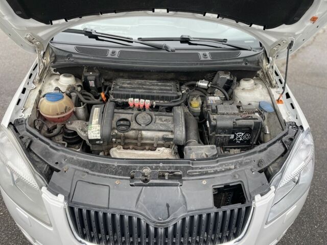 Белый Шкода Фабия, объемом двигателя 1.4 л и пробегом 178 тыс. км за 5500 $, фото 5 на Automoto.ua