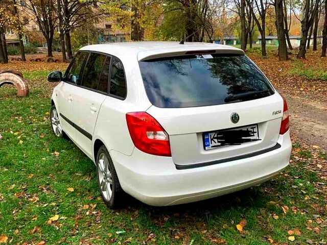Белый Шкода Фабия, объемом двигателя 1.6 л и пробегом 240 тыс. км за 6300 $, фото 3 на Automoto.ua