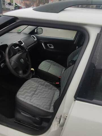 Белый Шкода Фабия, объемом двигателя 1.6 л и пробегом 240 тыс. км за 4999 $, фото 6 на Automoto.ua