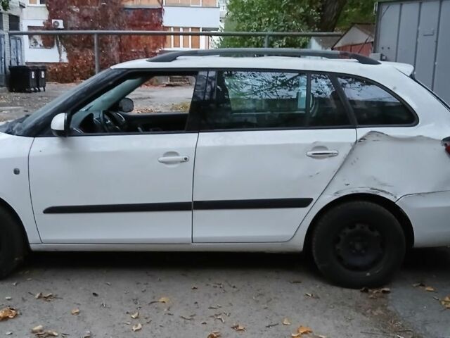 Белый Шкода Фабия, объемом двигателя 1.6 л и пробегом 223 тыс. км за 2500 $, фото 5 на Automoto.ua