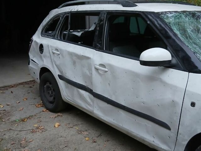 Белый Шкода Фабия, объемом двигателя 1.6 л и пробегом 223 тыс. км за 2500 $, фото 3 на Automoto.ua