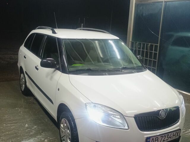 Шкода Фабия 2009 в Ладыжин на Automoto.ua Белый Шкода Фабия, объемом двигателя 1.2 л и пробегом 253 тыс. км за 4500 $, фото 2 на Automoto.ua