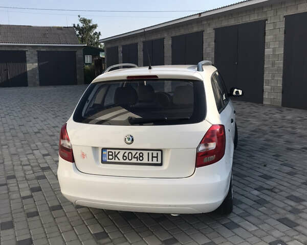 Белый Шкода Фабия, объемом двигателя 1.2 л и пробегом 223 тыс. км за 4300 $, фото 4 на Automoto.ua