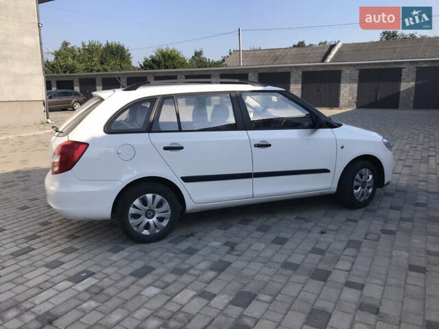 Белый Шкода Фабия, объемом двигателя 1.2 л и пробегом 223 тыс. км за 4300 $, фото 2 на Automoto.ua